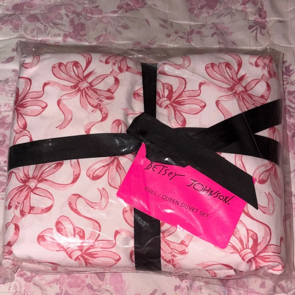 Betsey Johnson Pink Floral Comforter Set with Ribbon Motif full/queen duvet cove